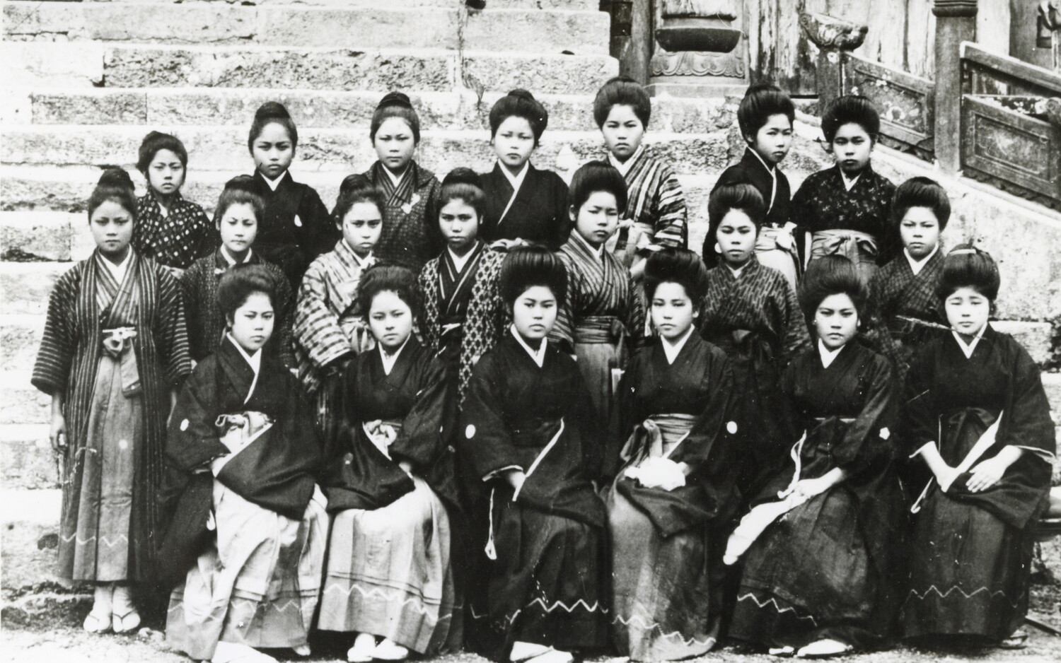 沖縄県首里市立女子工芸学校　卒業記念写真帖　1931年