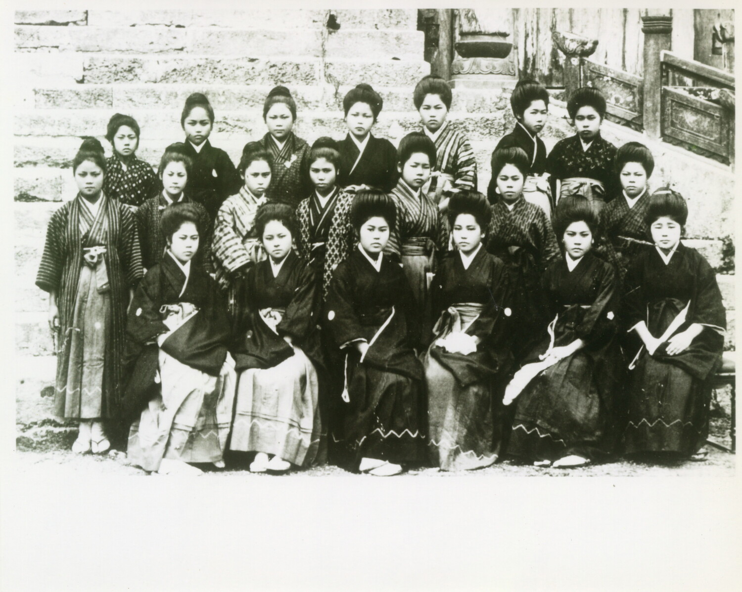 沖縄県首里市立女子工芸学校　卒業記念写真帖　1931年