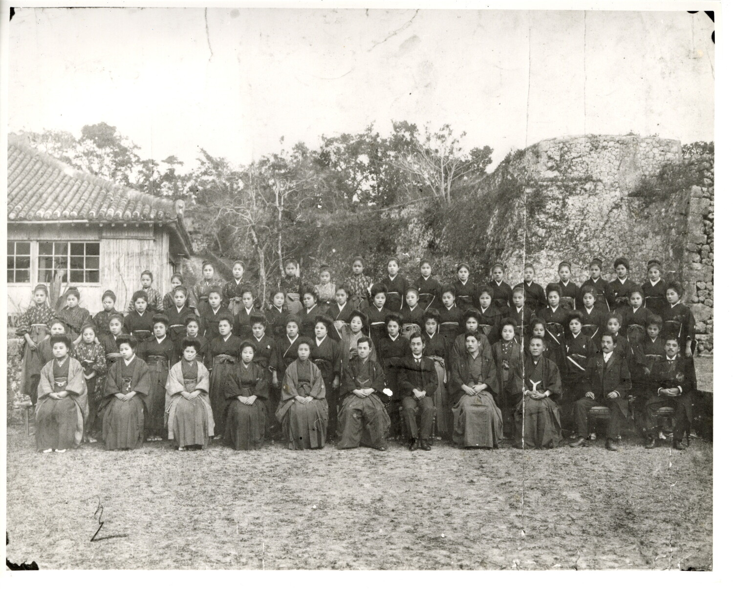 沖縄県首里市立女子工芸学校　卒業記念写真帖　1931年