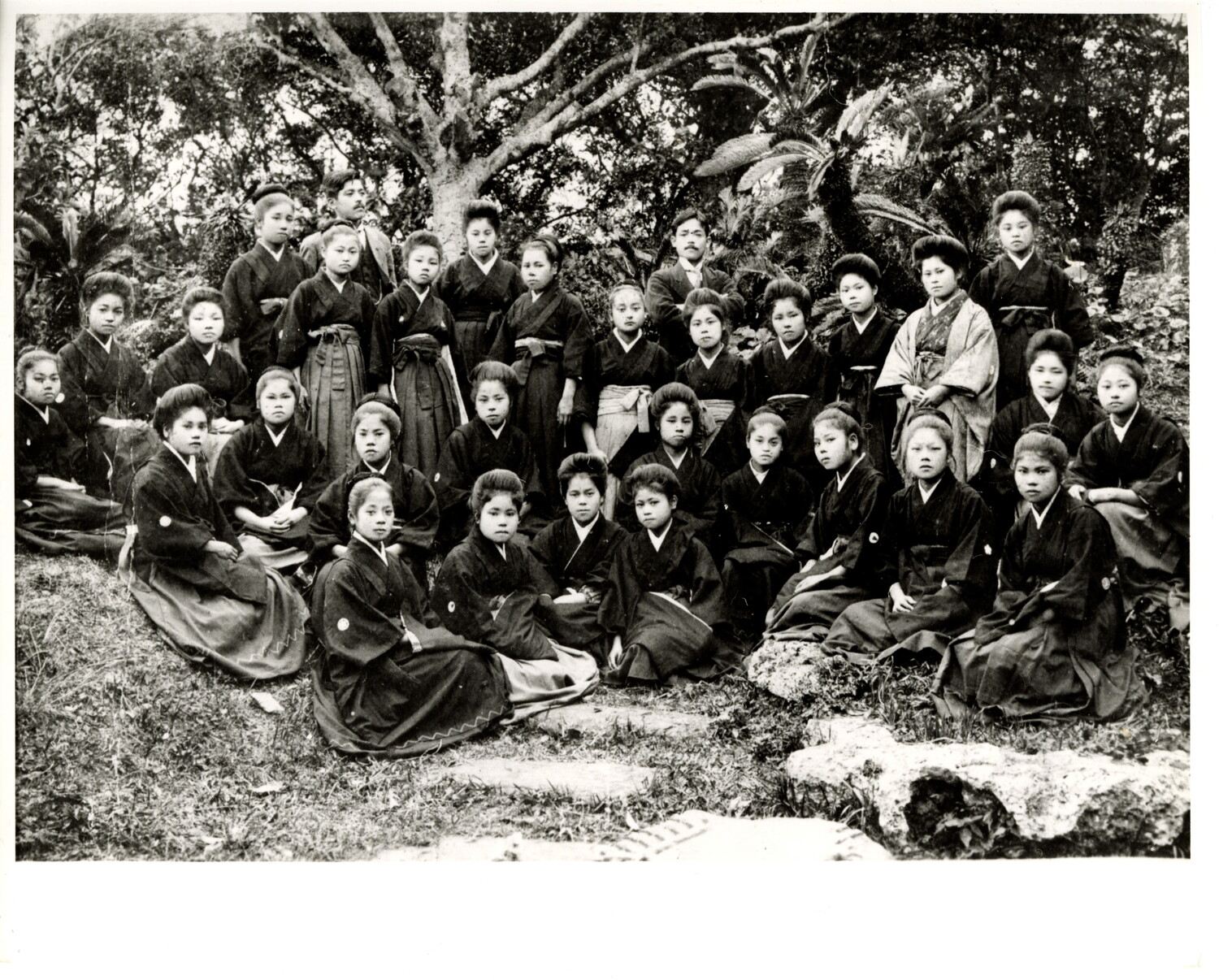 沖縄県首里市立女子工芸学校　卒業記念写真帖　1931年