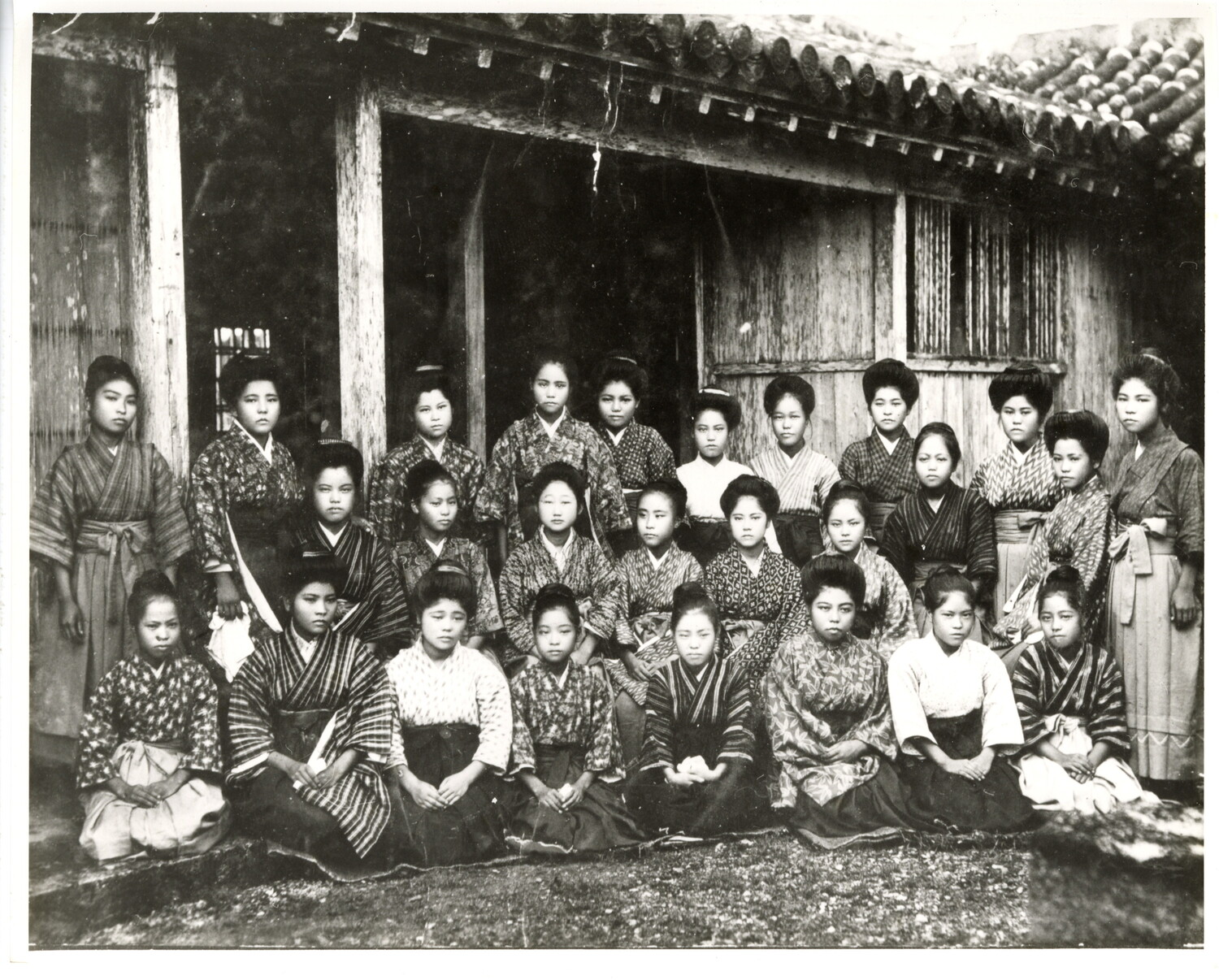沖縄県首里市立女子工芸学校　卒業記念写真帖　1931年