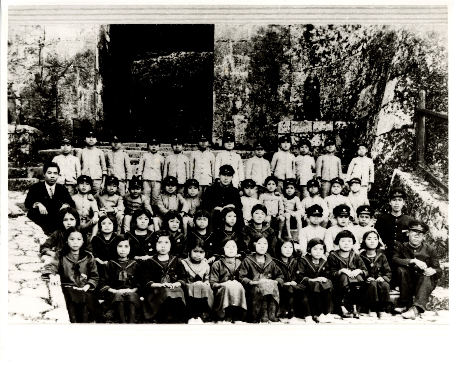沖縄県首里市立女子工芸学校　卒業記念写真帖　1931年