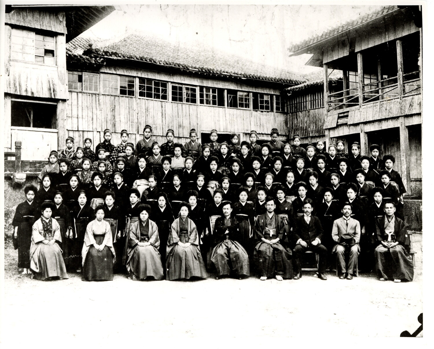 沖縄県首里市立女子工芸学校　卒業記念写真帖　1931年