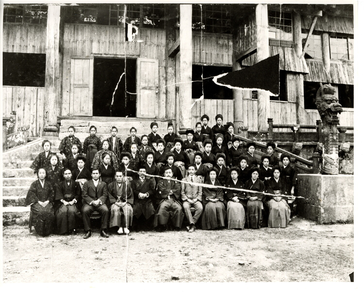 沖縄県首里市立女子工芸学校　卒業記念写真帖　1931年